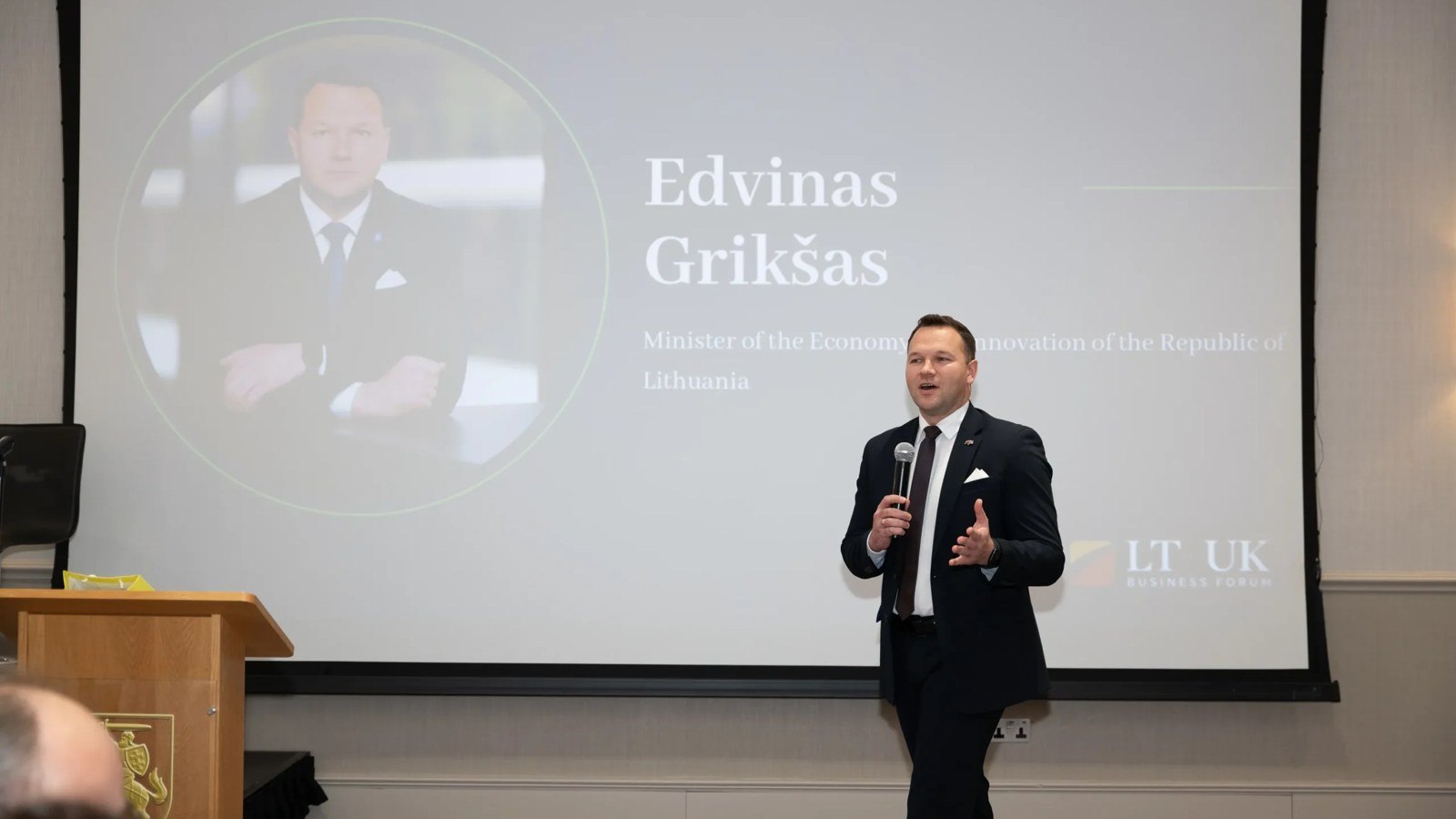 Ekonomikos ir inovacijų ministras Edvinas Grikšas kalba „Lithuania-UK Business Forum 2026“ scenoje Londone