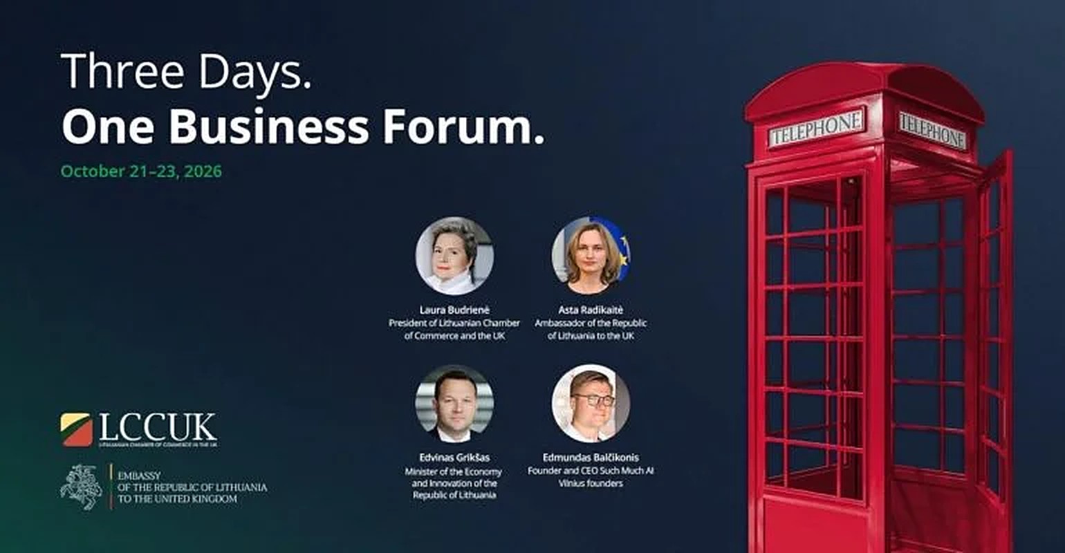 Forumo plakatas: „Three Days. One Business Forum. October 21–23, 2026“, keturių pranešėjų portretai ir raudona Londono telefono būdelė